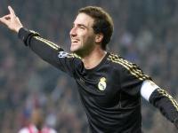 FB体育官网-赛场双雄记，曼联欧战征服希腊，坎特F1收官战上演赛道接管