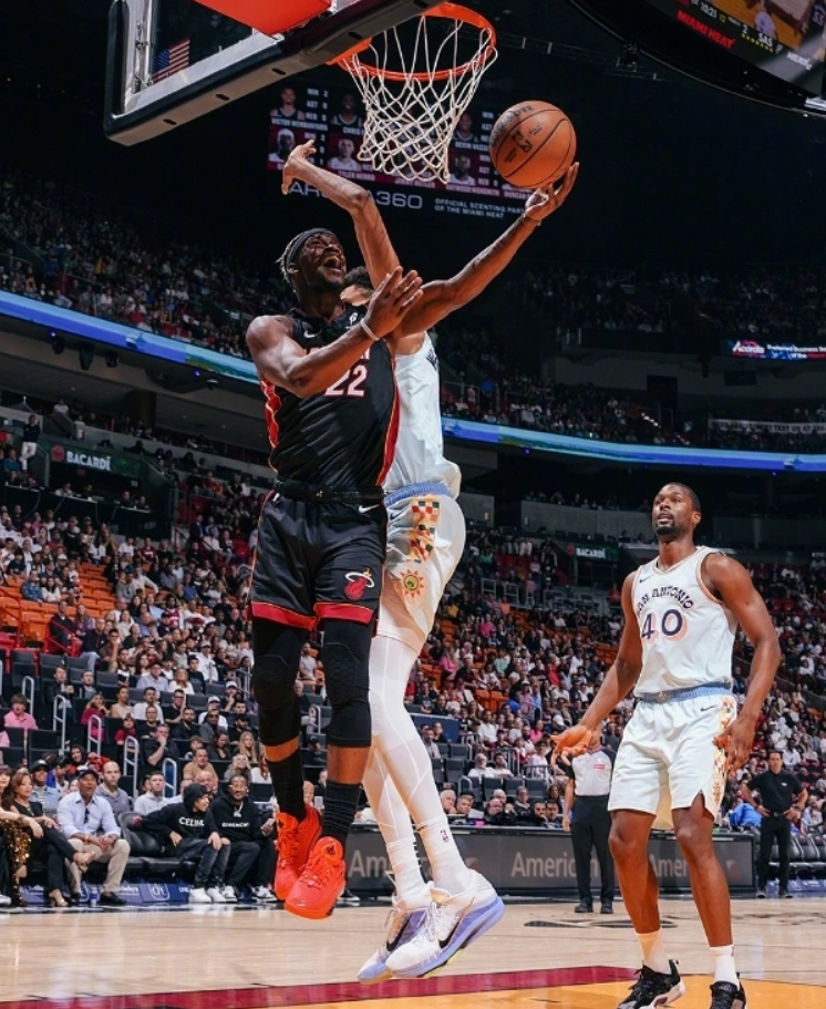 包含热火大胜马刺，巴特勒全场最佳表现的词条