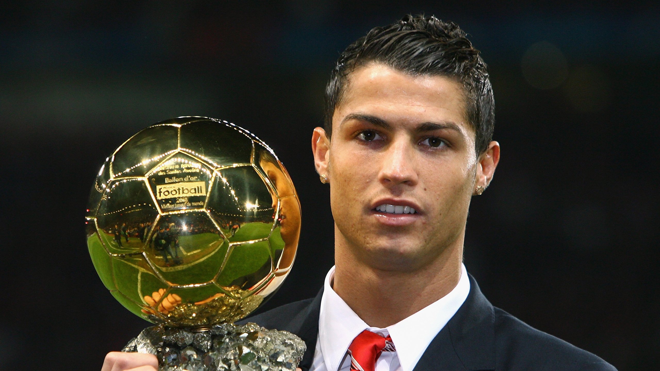 绿茵双极，拜仁铁幕下的波兰与萨拉赫的抢七神迹