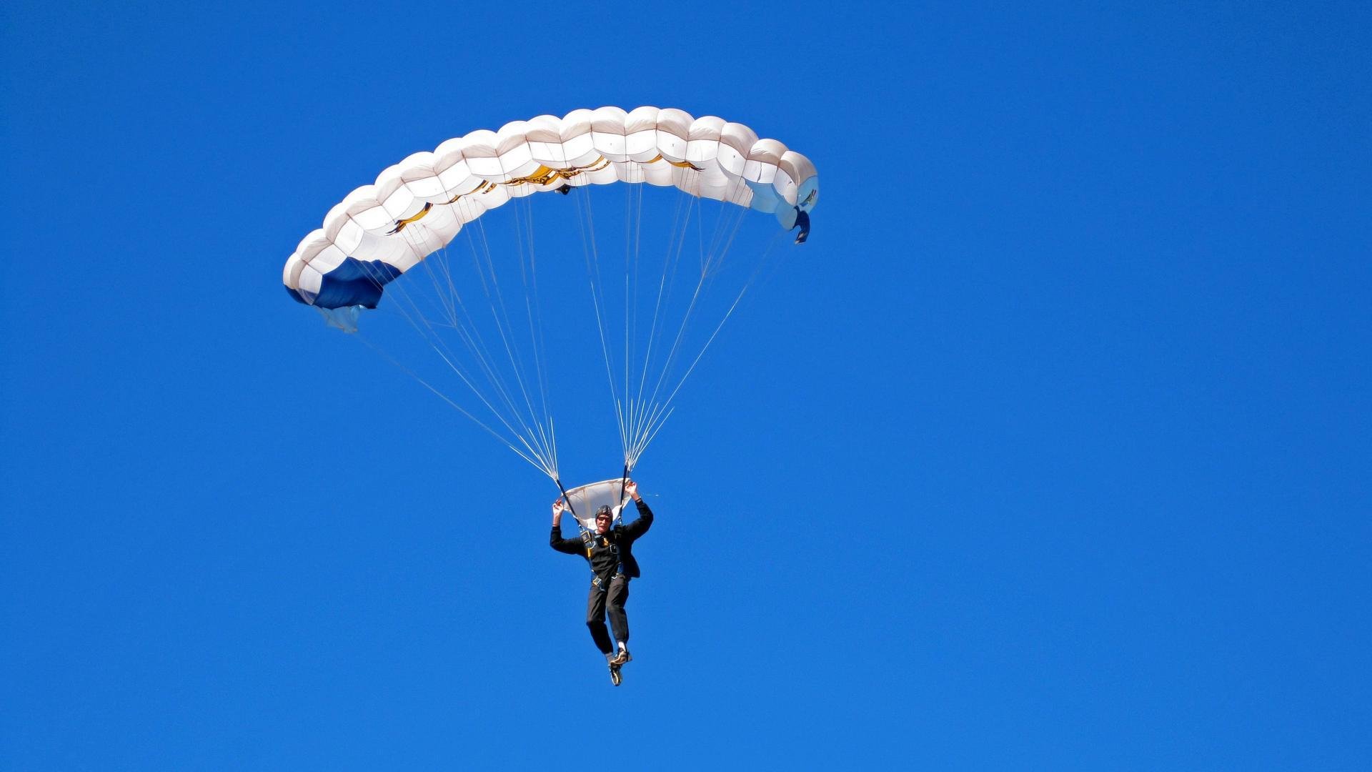 赛道与球场，F1新赛季揭幕战与新疆队力克尼克斯的双重焦点